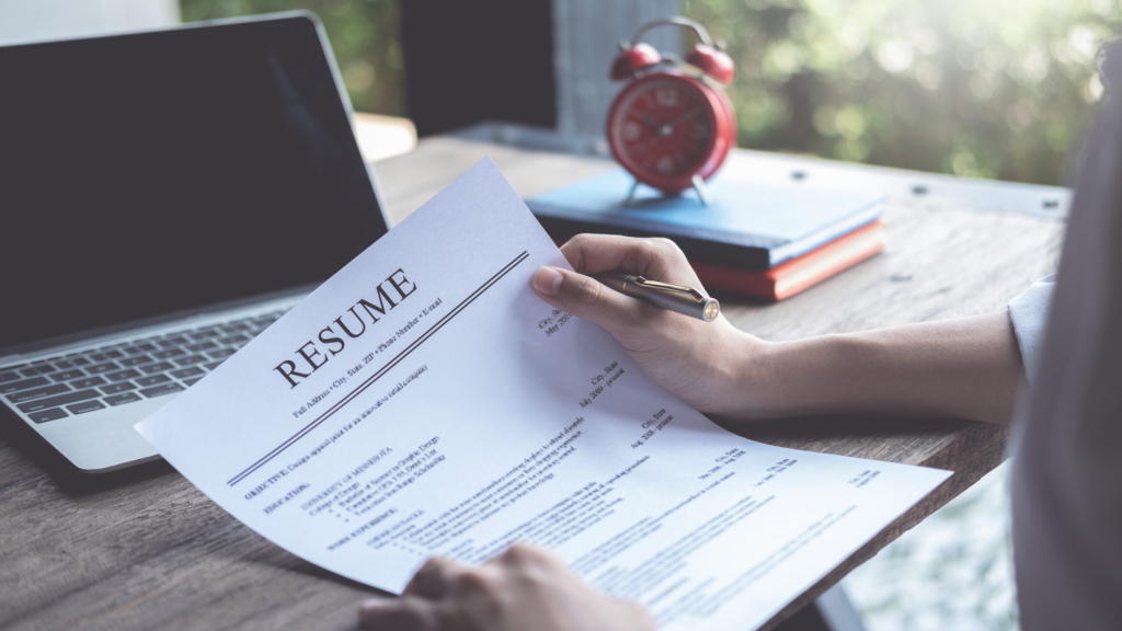 آموزش کامل رزومه‌ نویسی حرفه‌ای (راهنمای گام‌به‌گام برای جویندگان کار)